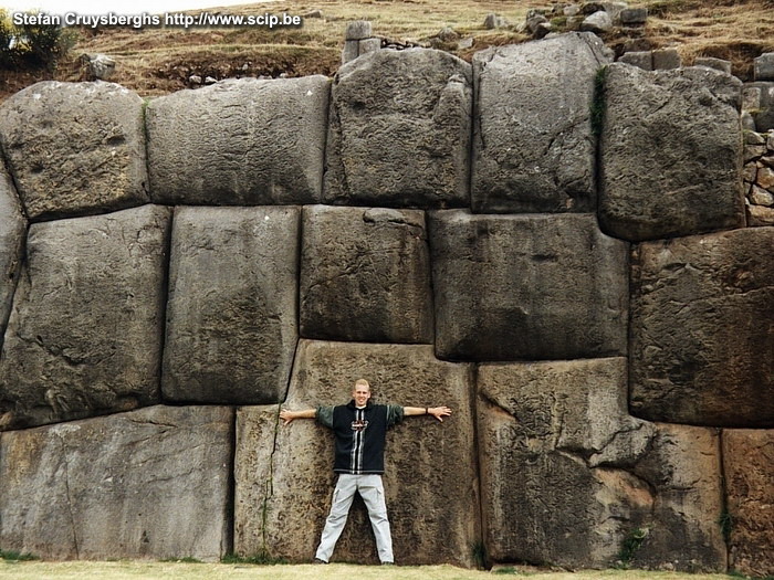 Saqsaywaman De enorme incavestiging Saqsaywaman gelegen boven Cuzco. De steenblokken die soms tientallen ton wegen zijn op maat gemaakt en sluiten perfect op elkaar aan. Nog steeds vindt hier ieder jaar op 24 juni het zonnefeest Inti Raymi plaats. Stefan Cruysberghs
